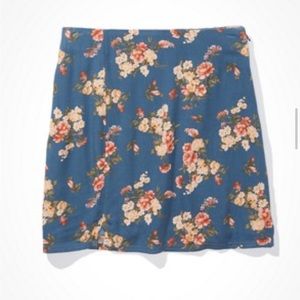 American Eagle Blue Floral Notched Mini Skirt Size: Large